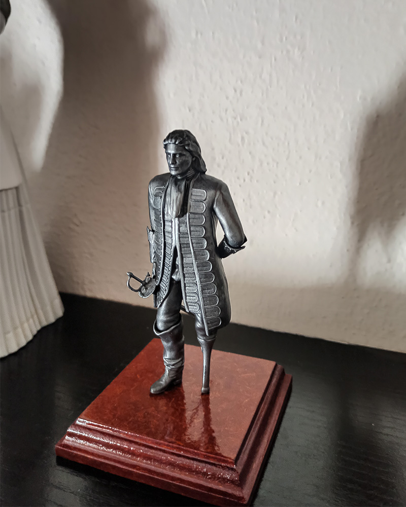 Figura 3D de Blas de Lezo con acabado efecto metalizado, sobre peana de madera. Ideal para decoración histórica del hogar o escritorio.