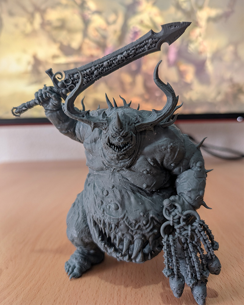 Miniatura 3D de Gran Demonio (Ser Inmundo) impresa en resina de alta calidad con espada y cadenas. Ideal para wargames o como figura de monstruo jefe.