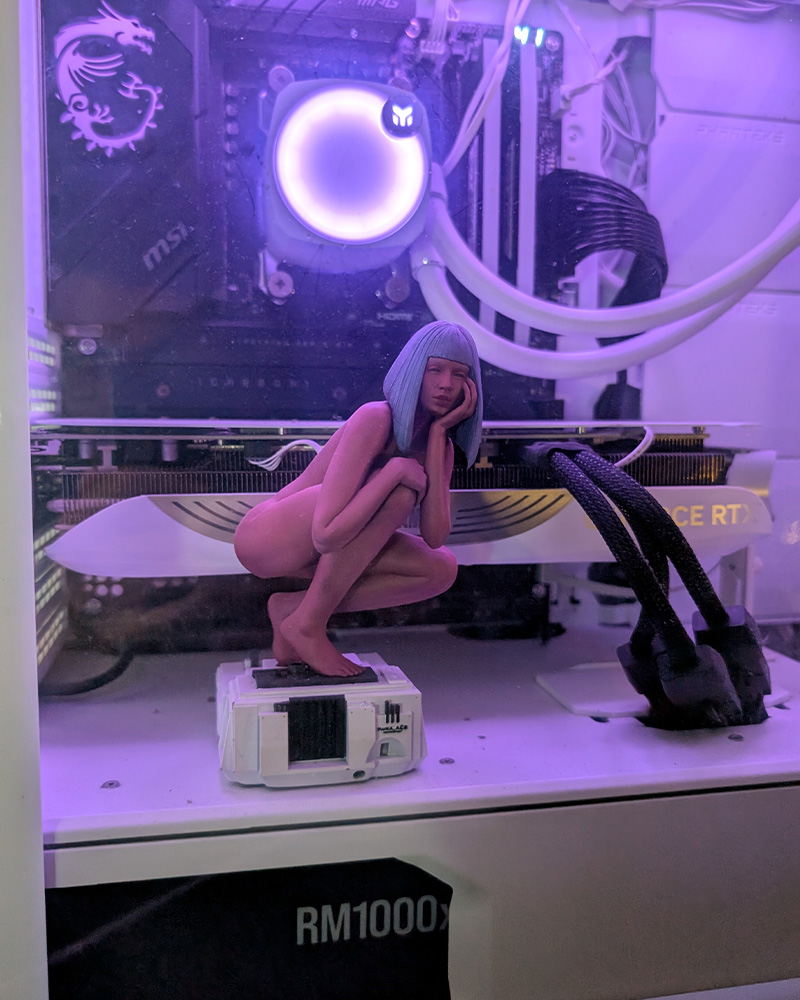 Figura 3D por encargo de Joi de Blade Runner 2049, utilizada como decoración interna en PC gaming con iluminación RGB.