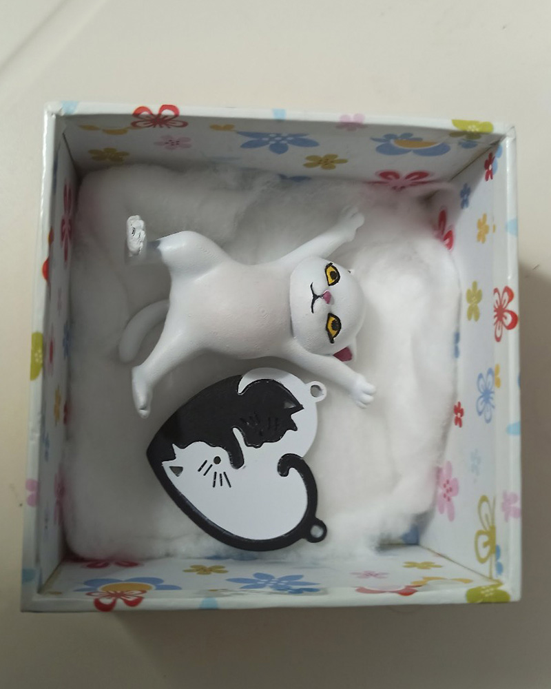 Set de regalo 3D personalizado que incluye un gato (pen holder o figura) y un collar de la amistad de gatos, ideal para regalar a amigos o parejas.